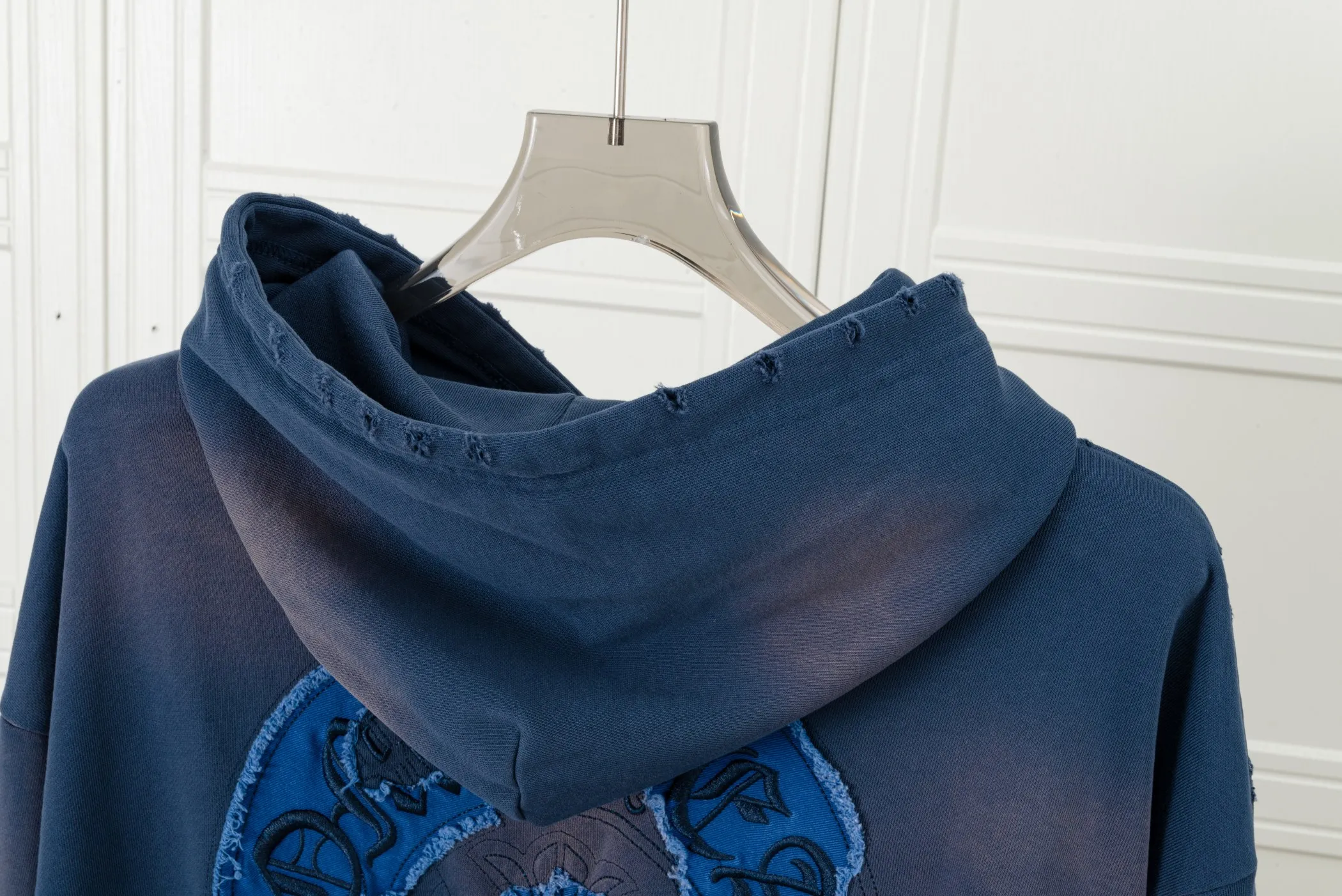 P310 CHROME HEARTS Hooded Sweatshirt - Size: XS, S, M, L - Color: Navy blue, white, black. Made of comfortable and skin-friendly fabrics, it feels unrestricted when worn. The details are finely crafted and the colors are harmonious. The back is embroidered with classic Crocodile heart elements, making it highly recognizable and trendy. Strictly controlled from material selection to production, it is a dazzling item that highlights personality and quality and interprets trendy attitude.